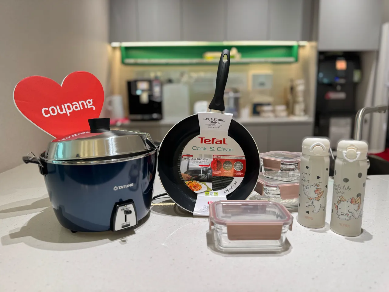 今（28日）起至12月1日推出「黑色星期五」優惠。酷澎提供