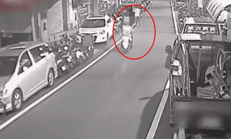 劉男飛車搶劫路人包包。翻攝畫面