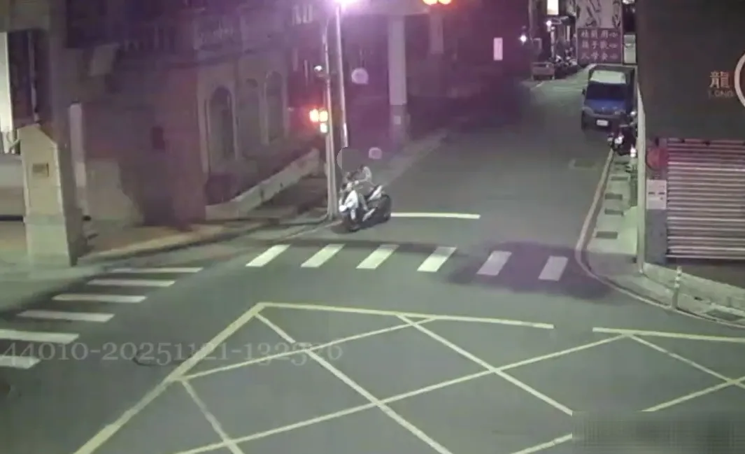 劉男搶奪後騎車逃逸。翻攝畫面