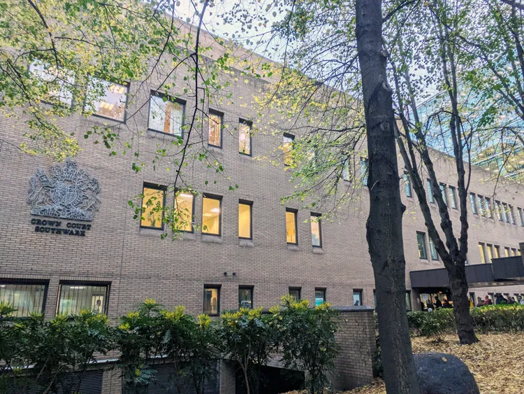 英國史上金額最大洗錢案10日起一連兩天在倫敦南華克刑事法院開庭，法官給兩名被告裁量刑期，其中一名被告是中國籍的錢志敏。案件備受矚目，旁聽席可見多名媒體記者，甚至出現座位不足的情形。 中央社