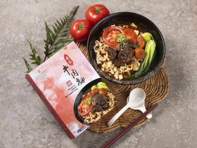 五星風味帶著走！飯店招牌「精選番茄牛肉麵」推出買三贈一限定組合，在家即享經典美味。台北遠東香格里拉提供