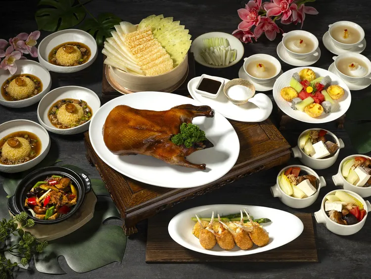 香宮招牌片皮鴨饕客必嚐！「烤鴨海鮮四人套餐」集結脆皮櫻桃烤鴨、松葉蟹與鮑魚料理，是親友聚餐首選，旅展價6088元。台北遠東香格里拉提供