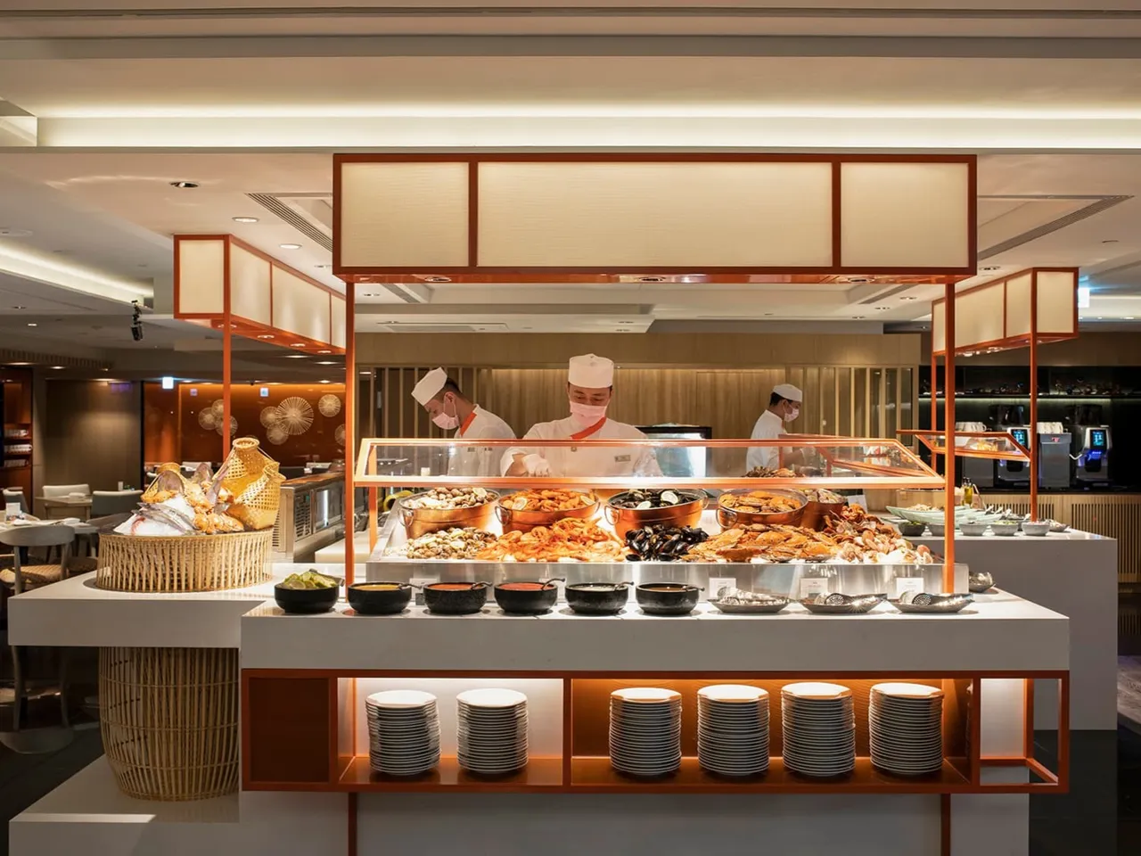 廣受歡迎的遠東Café自助饗宴，「平日午晚餐十客組」優惠價1萬3550元，是尾牙聚餐、親友共享的絕佳選擇。台北遠東香格里拉提供