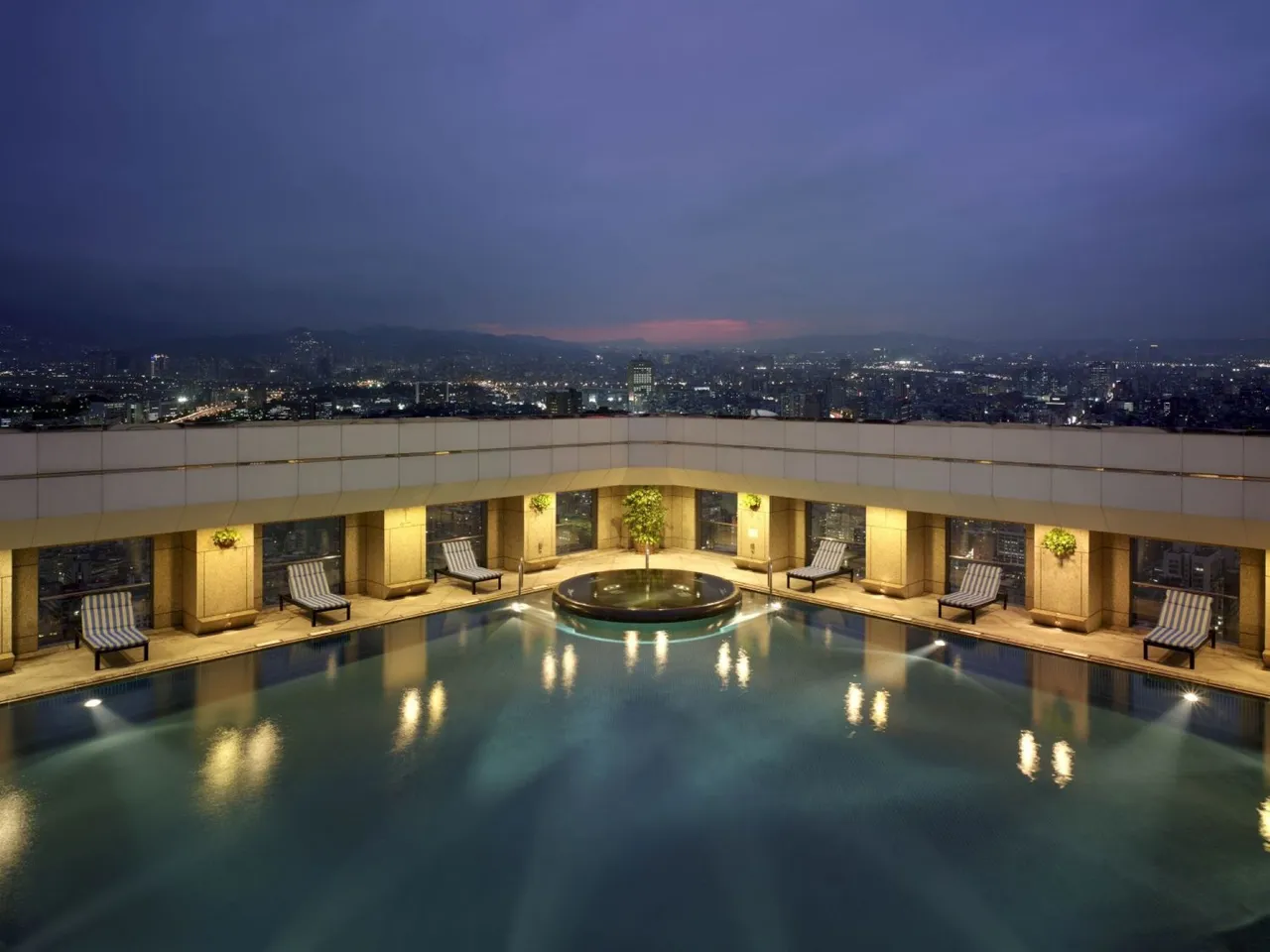 遠東健身俱樂部推出「平日設施體驗券」及「平日舒壓按摩50分鐘體驗券」組合，最低4折起，享受片刻悠閒。台北遠東香格里拉提供