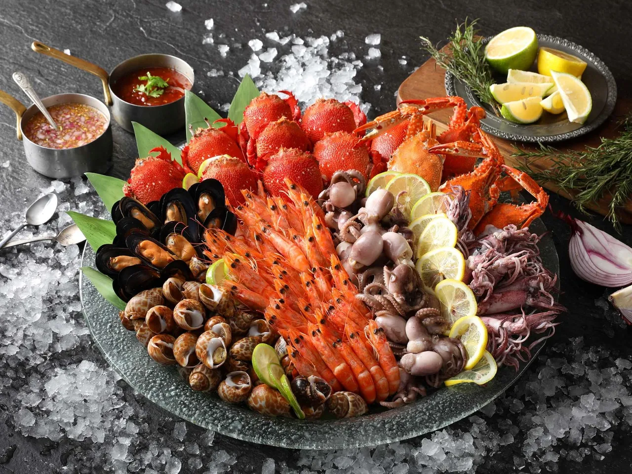 50樓Cafe以高樓美景和海陸百匯深受消費者歡迎。台北遠東香格里拉提供