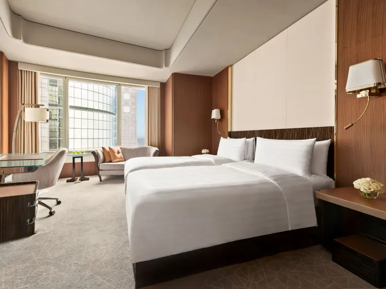 「豪華客房雙人平日住宿含兩客早餐」下殺21折，僅需5199元即可入住，是不容錯過的超值度假首選。台北遠東香格里拉提供