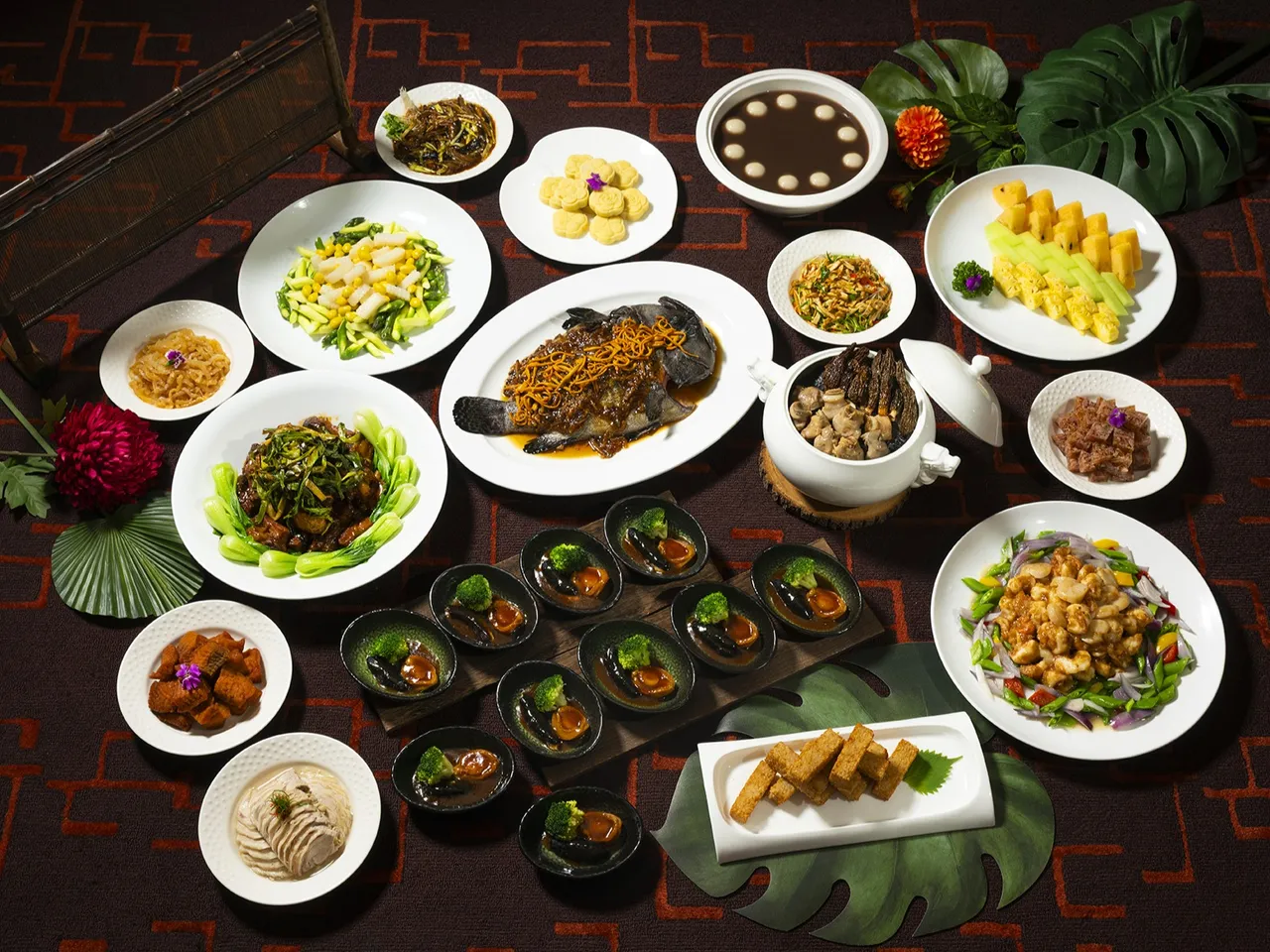 最適合闔家團圓的「醉月饗宴10人桌菜」，精選紅燒鮑魚一品烏參等經典名菜，優惠價2萬4800元。台北遠東香格里拉提供