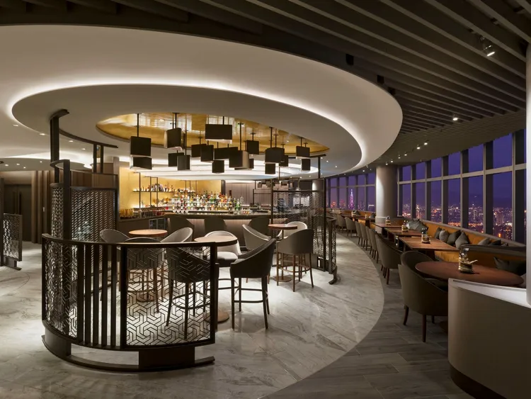 「Asia49亞洲料理及酒廊」以多元餐飲和101絕美天際線廣受好評，被譽為新北第一高空景觀餐廳。台北遠東香格里拉提供