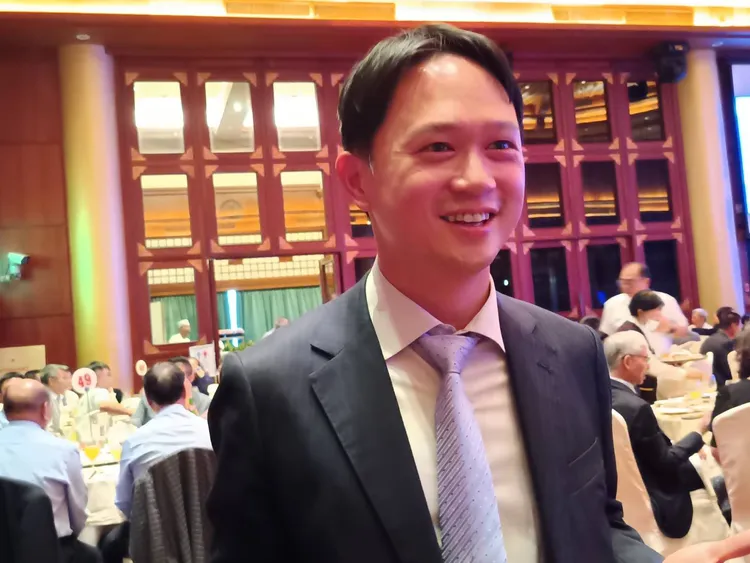 新光鋼鐵榮獲「2025台灣企業永續獎（TCSA）」之「企業績效獎」及「永續報告書金獎」雙項殊榮，由副總經理粟有容代表領獎。許麗珍攝