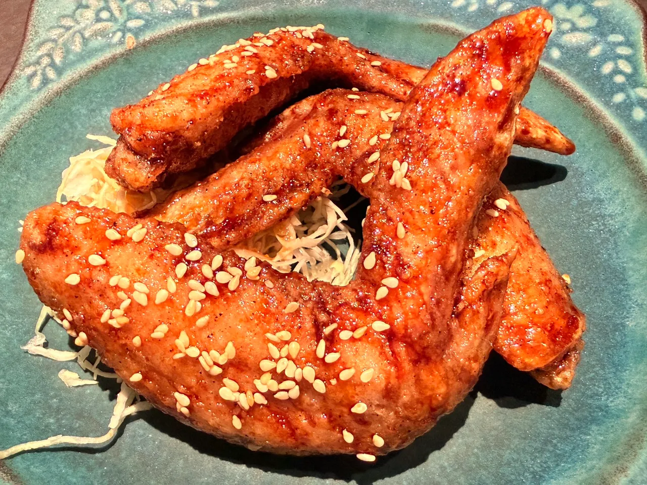 「甘辛鸡翅」以两款日本酱油与两款清酒调和，造就咸甜交织、香气四溢的风味。陈扬盛摄