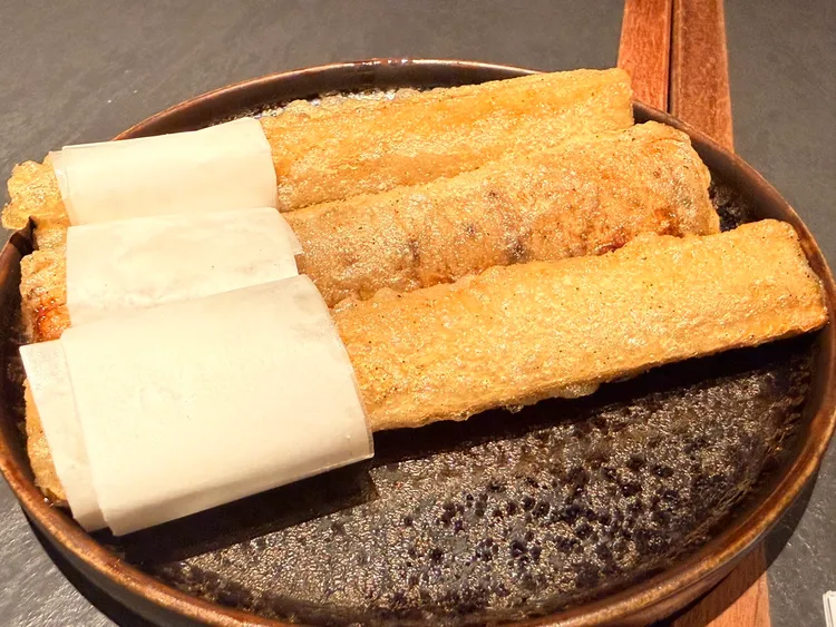 「日本牛蒡唐揚」為福岡代表性美食，主廚因應居酒屋調性特別做成厚實塊狀，讓口感更加上乘。陳揚盛攝