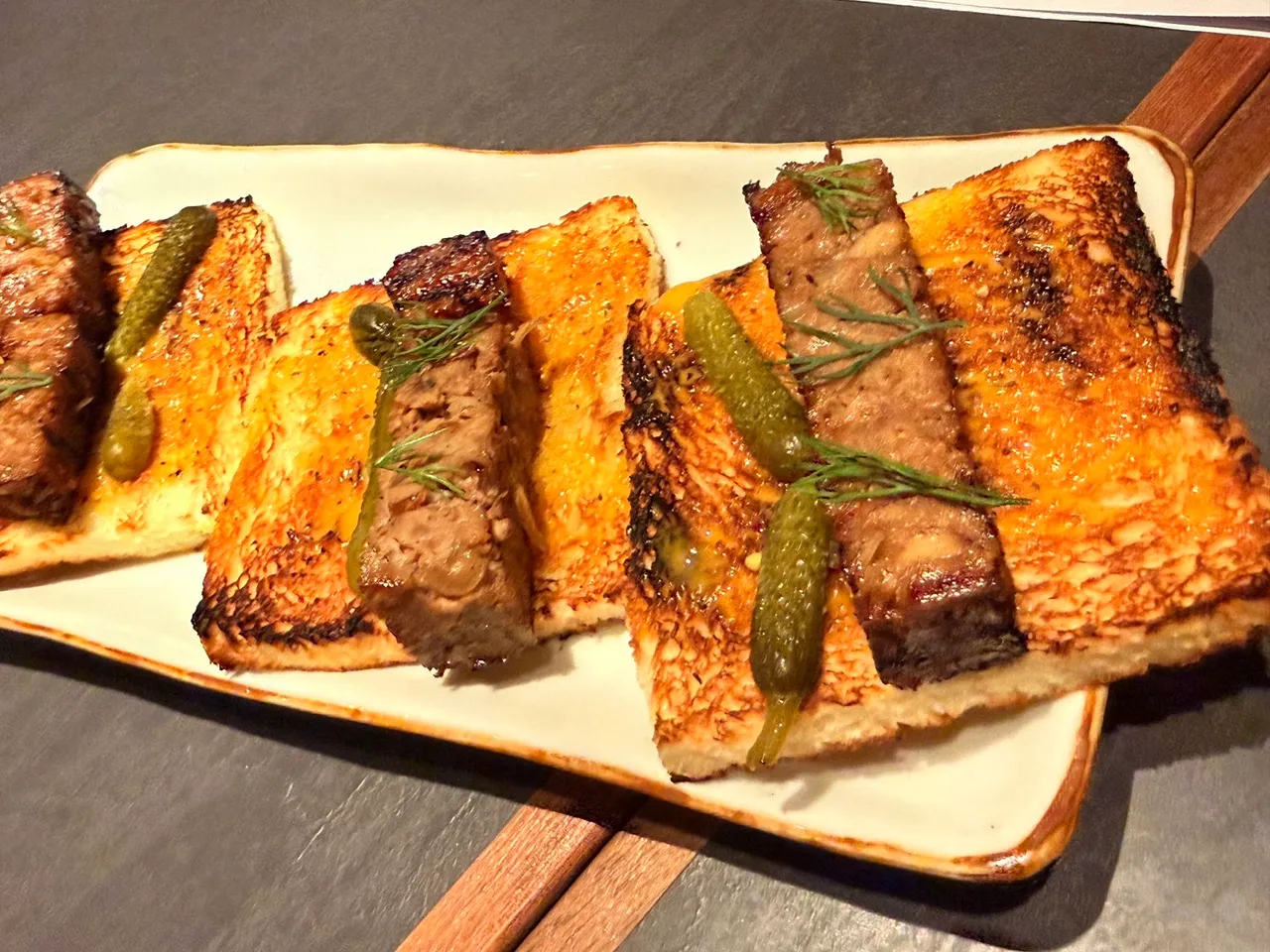 可在肉派中吃到鸡腿肉与鸡软骨的「三明治」口感富有层次，还巧妙添入威士忌酒香与烟熏香气。陈扬盛摄