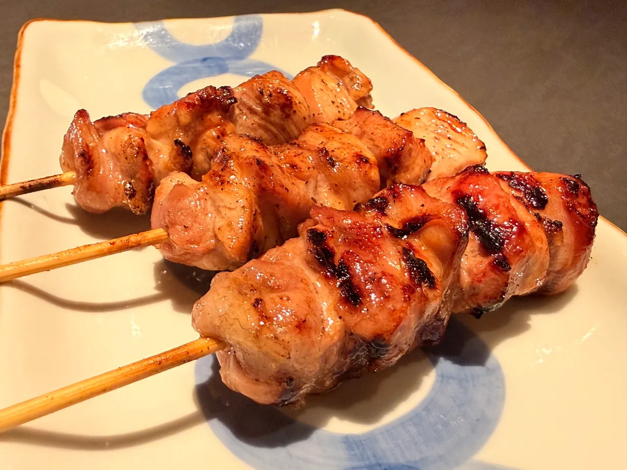 酱烧的「鸡腿（酱汁风味）」，则以加入糖、清酒与洋葱的酱汁涂抹赋味，甜咸交织、浓郁下酒。陈扬盛摄