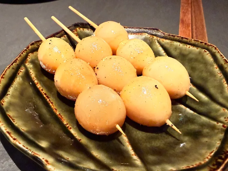 「鵪鶉蛋」是fumée備受好評的經典串燒，採先醃再烤、刷油灑鹽的方式帶出甘香滋味。陳揚盛攝