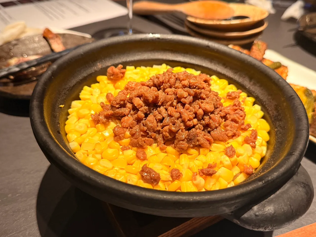 「熏制玉米饭」选用福冈元气米与鸡高汤熬煮，再拌入甜玉米与自制鸡肉，咀嚼之间留下迷人的烟熏香气。陈扬盛摄