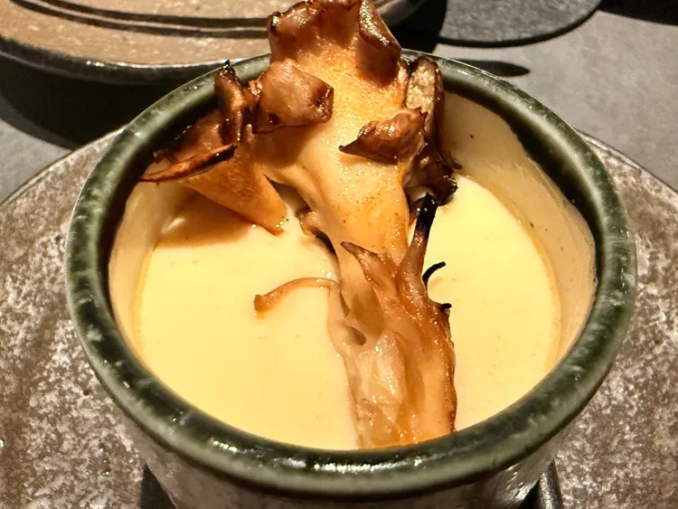 「雞高湯茶碗蒸」透過簡單食材創造出驚喜食趣，一匙挖下會發現藏在其中、香濃牽絲的莫札瑞拉起司。陳揚盛攝