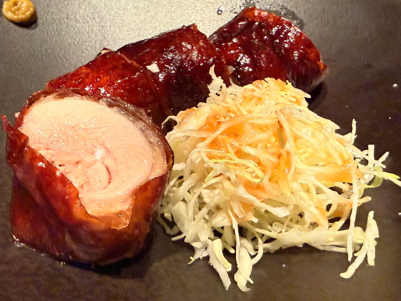 「鸡肉卷‧高丽菜沙拉」结合日式盐曲与中式烤鸭酱为鸡肉赋味，脂香与酱香皆具，还可以高丽菜沙拉清爽味蕾。陈扬盛摄