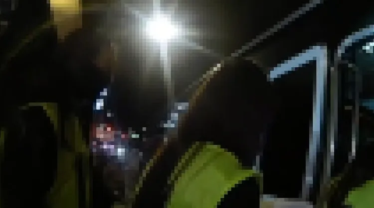 现场共20多名正妹荷官被带回。翻摄画面