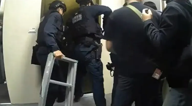 警方深夜執行攻堅。翻攝畫面