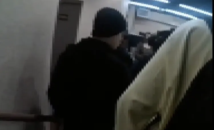 警方深夜執行攻堅。翻攝畫面