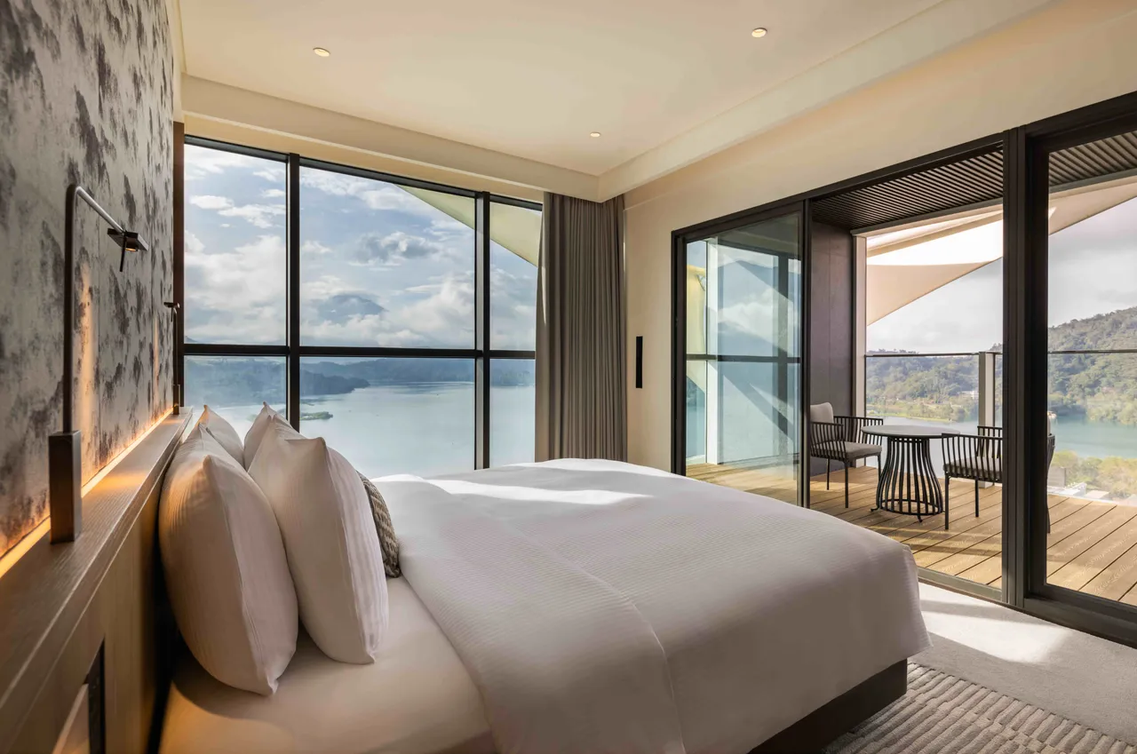 星空电影院住房专案 尊荣湖景客房加价升等套房，并赠送星空电影院电影票。汉来日月行馆提供