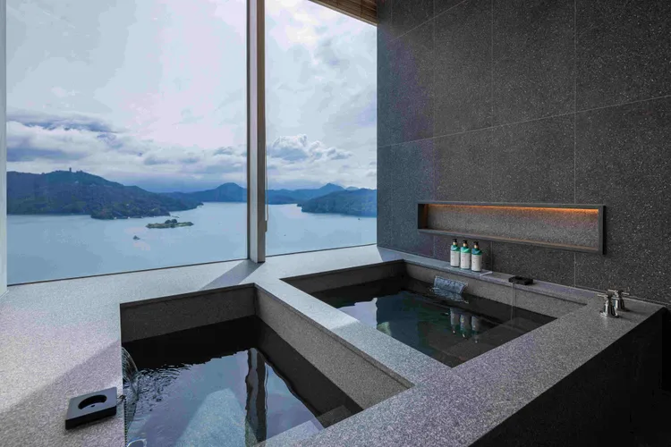 漢來日月行館座落日月潭涵碧半島制高點，周遭環繞270度日月雙潭湖光水色，全館客房皆可感受日月潭風光。漢來日月行館提供