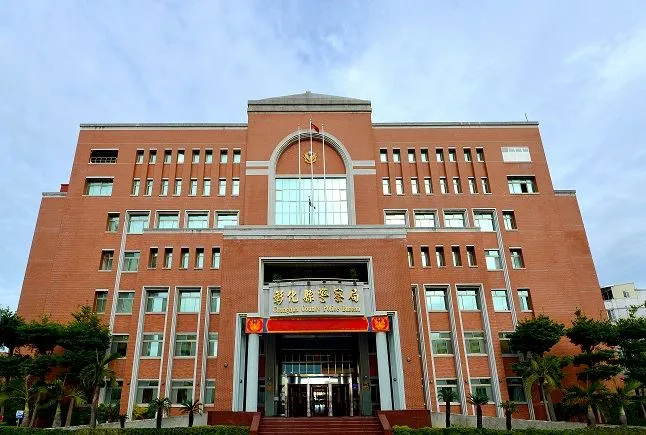 彰化陈姓警员涉偷拍女警，被依法送办。翻摄画面