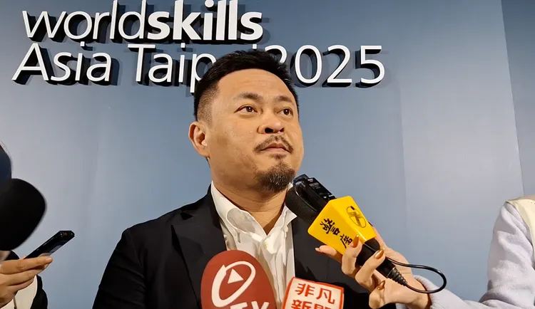 劳动部长洪申翰出席亚洲技能竞赛开幕式，接受媒体联访时被问及国旗相关议题。劳动部提供