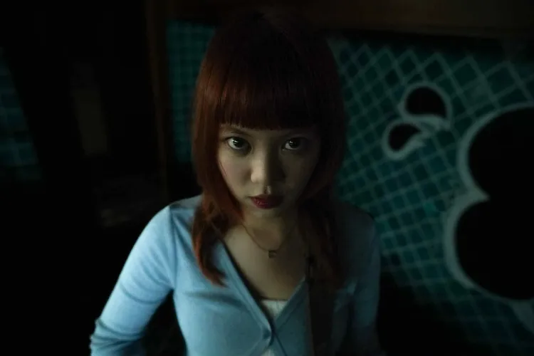 创作新人ana翻玩客语与英文创作，打造另类「晶晶体」。东城音乐提供