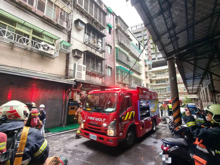 三重光复路一段一栋4层楼公寓今天下午发生火警，一名男住户倒卧火场被救出命危送医。翻摄画面