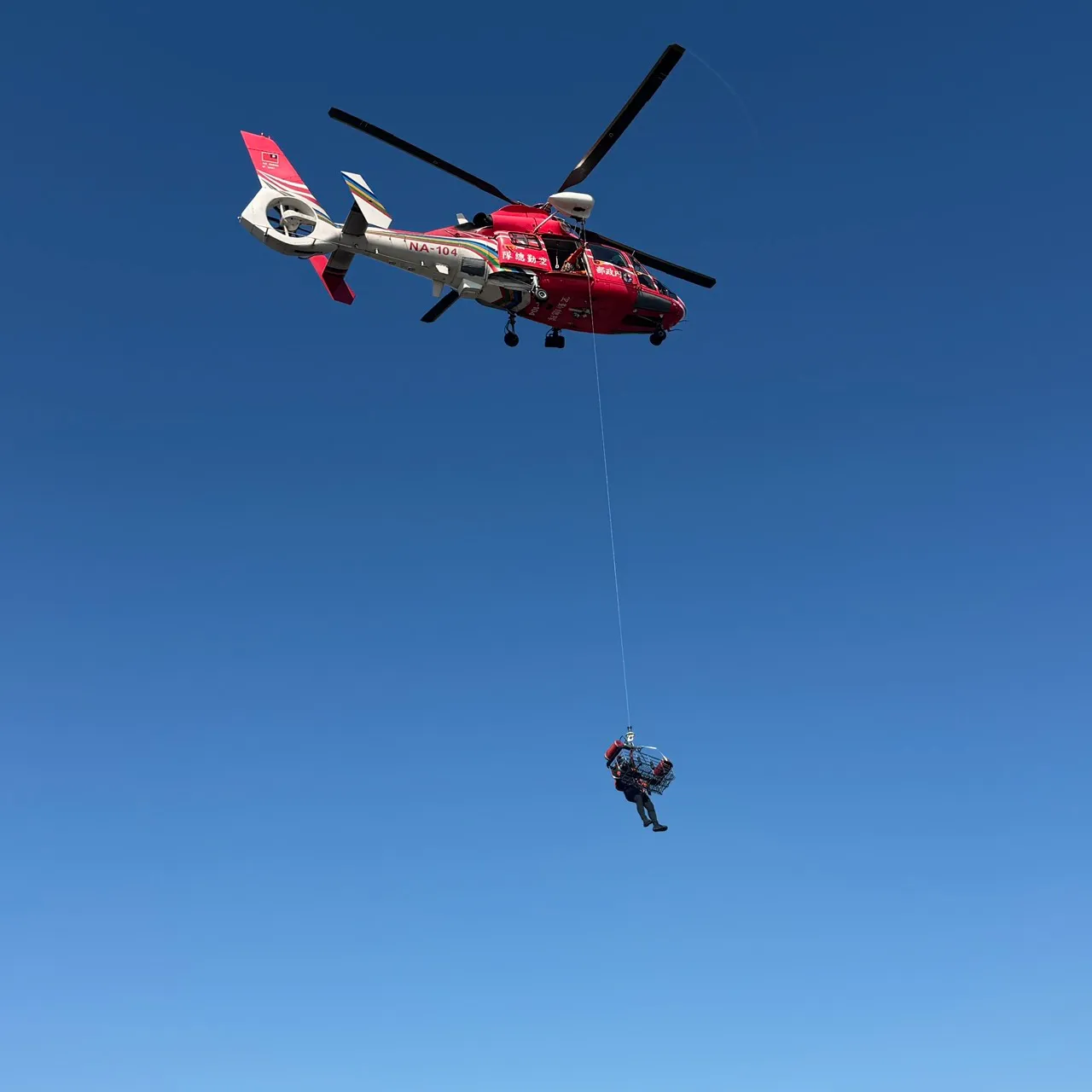 空勤直升机支援吊挂另名被冲到外海的钓客。海巡署第三岸巡队提供