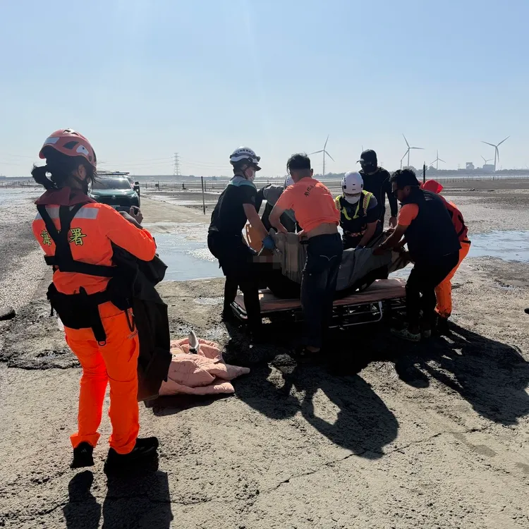 救援人員將落海釣客拉上岸。海巡署第三岸巡隊提供