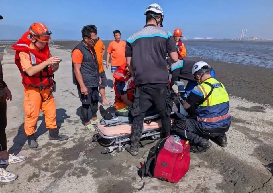 2名钓客在彰化伸港海域不慎落海，经救上岸1人已死亡，另1人命危抢救中。民众提供