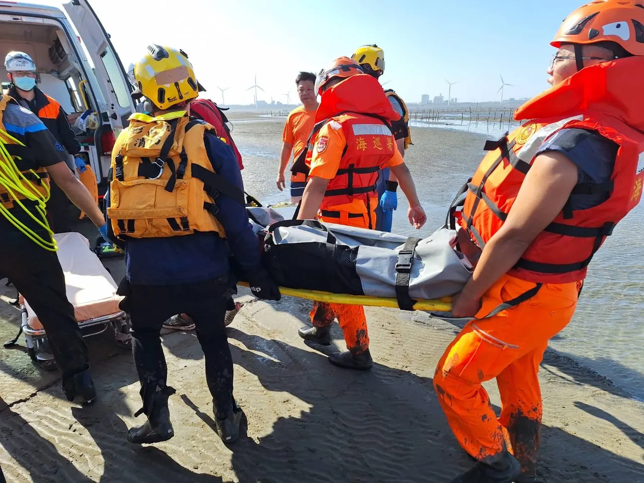 落海钓客被救起时已无生命迹象，送医抢救。海巡署第三岸巡队提供