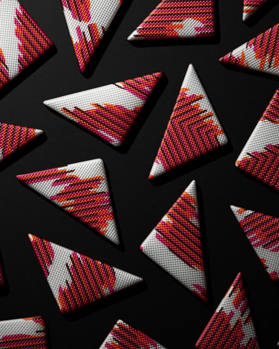 全新登场的「CHIMERA」将豹纹印花印刷于金属光泽的三角片上。品牌提供