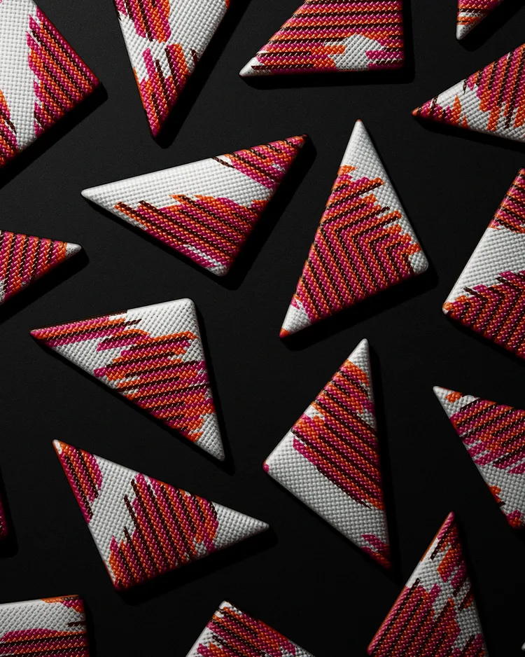 全新登場的「CHIMERA」將豹紋印花印刷於金屬光澤的三角片上。品牌提供