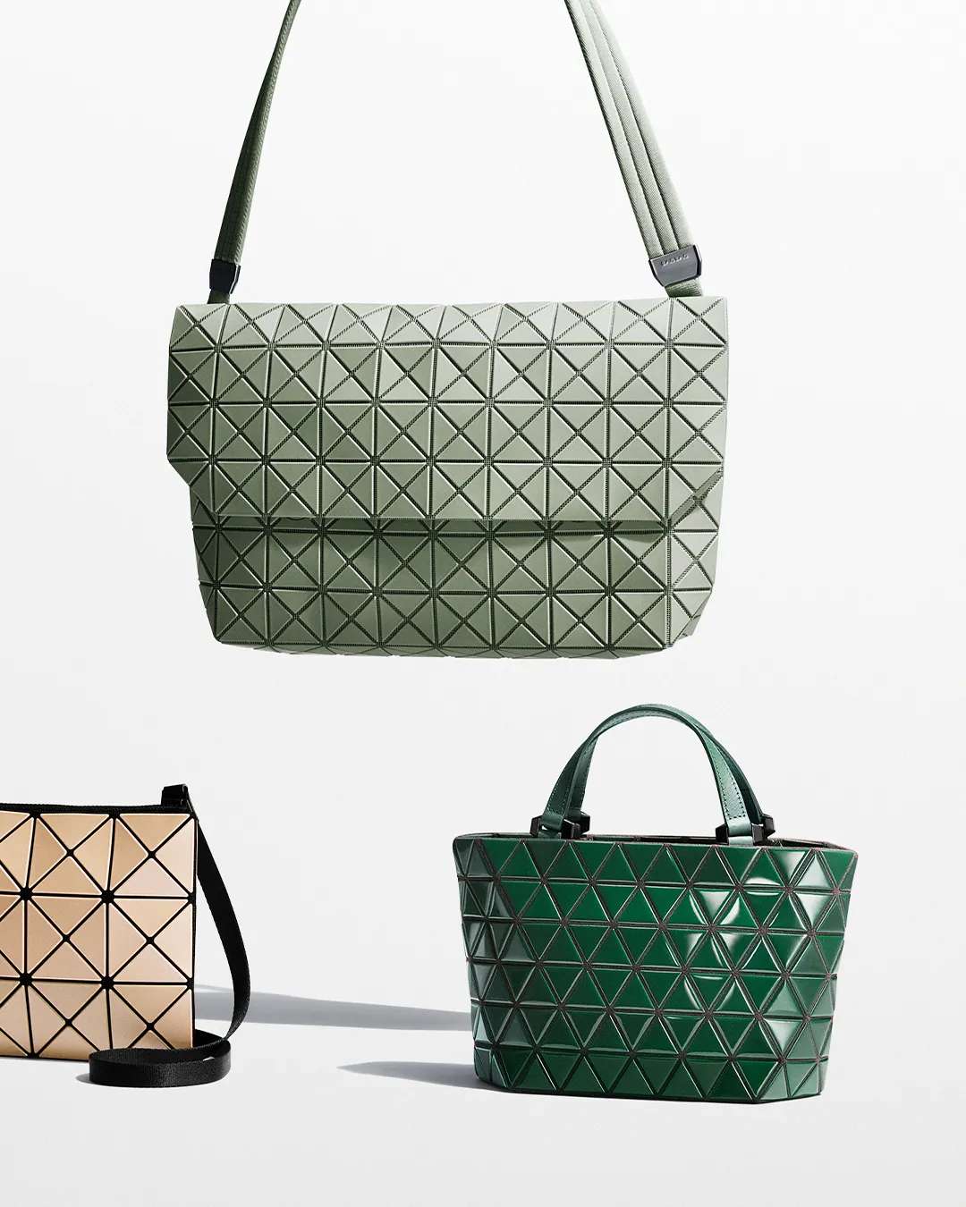 BAO BAO ISSEY MIYAKE擅长运用招牌金属三角片打造出多款包型。品牌提供