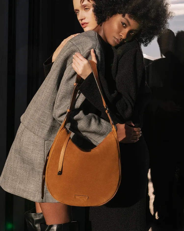 Gianni Chiarini Charlotte肩背包的流暢弧形包身被柔軟麂皮覆蓋。品牌提供