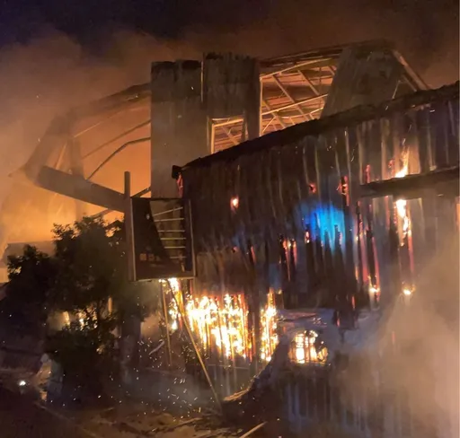 竹县家具工厂大火　消防人员抢救中