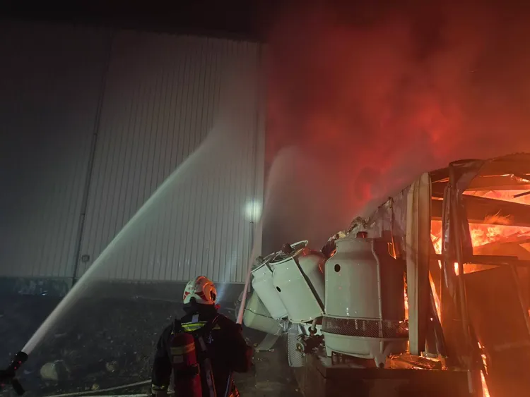 消防人員出水灌救。新竹縣消防局提供