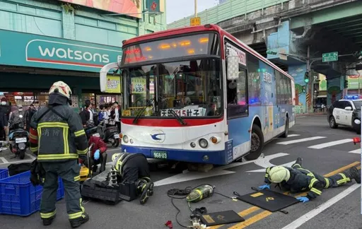 疑視線死角！北市公車右轉撞倒行人　老翁遭輾車底命危搶救中
