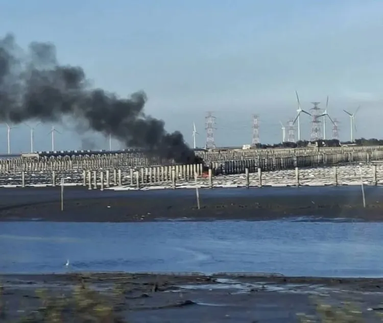 彰滨工业区仑尾海堤外的光电板本月6日发生火警，这已是彰滨海上光电设施今年第3起火警。民众提供