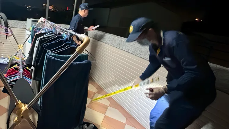 郑男推幼童去撞墙，导致男童头部重伤变成植物人，警方现场采证。翻摄画面