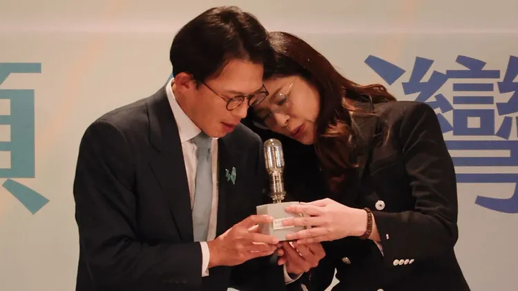 民眾黨主席黃國昌（左）昨與國民黨主席鄭麗文會談。李俊毅攝