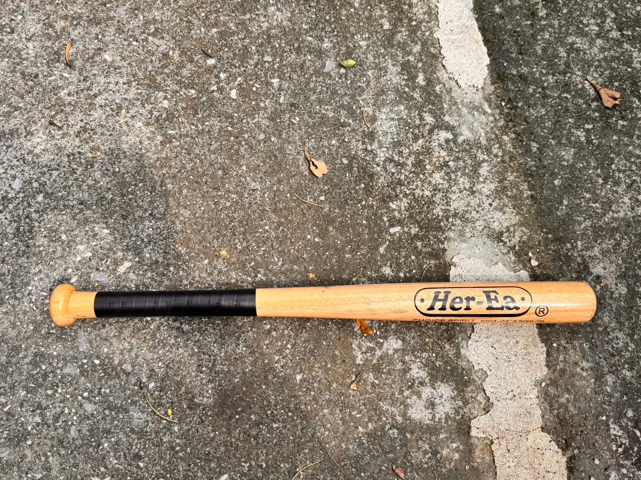 警方查球棒一支。警方提供