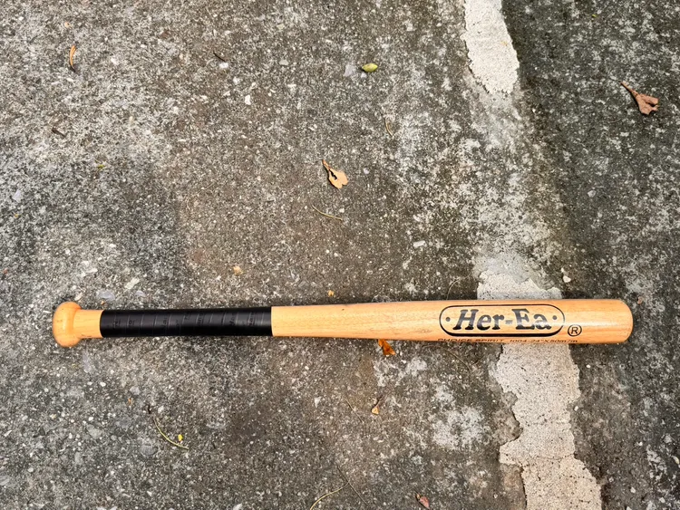 警方查球棒一支。警方提供