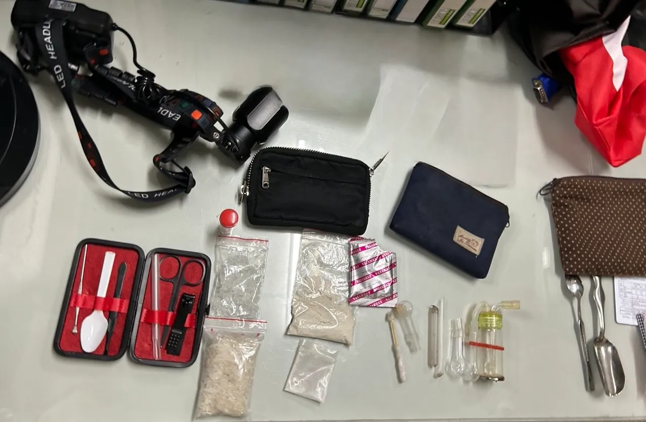 车内还被搜出毒品。警方提供