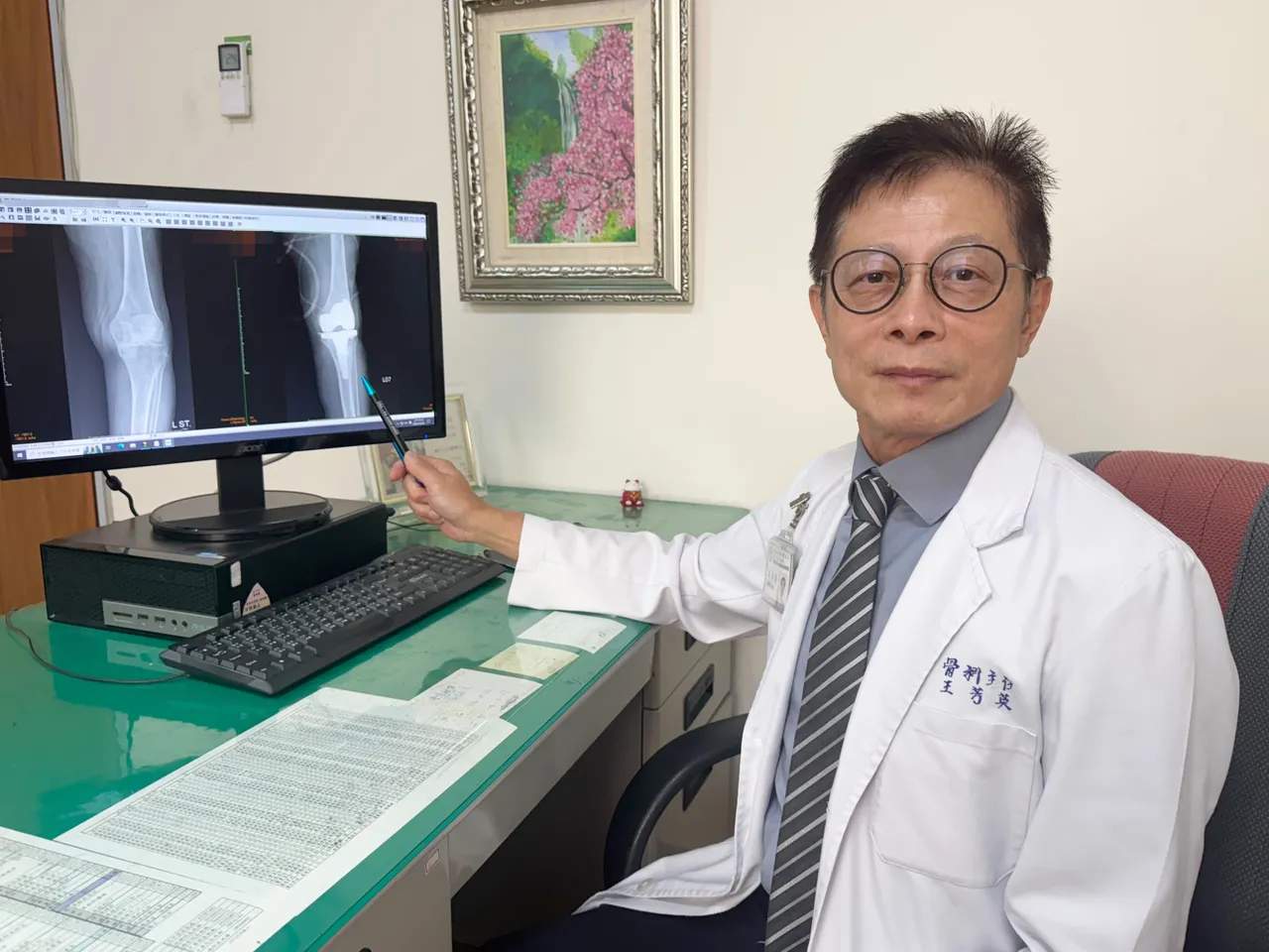 大甲李綜合醫院骨科醫師王芳英，替百瑞人瑞置換人工膝關節。院方提供