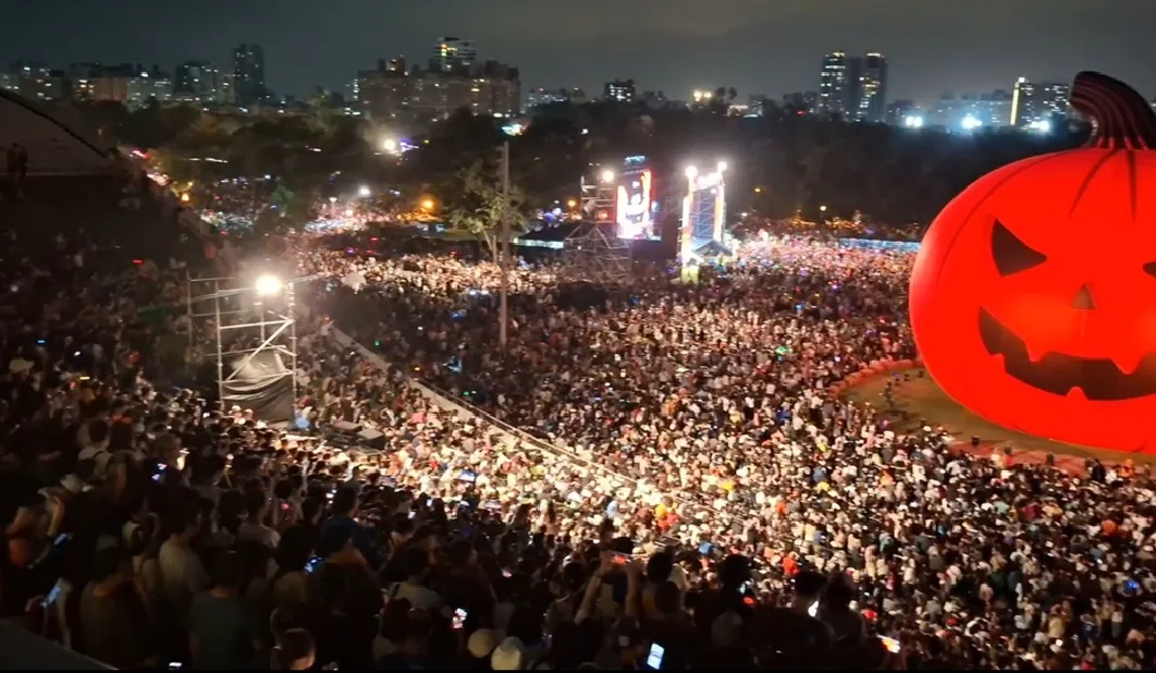 网友曝光昨日晚间的卫武营万圣节人潮直逼跨年。翻摄自脸书粉专「卫武营都会公园」