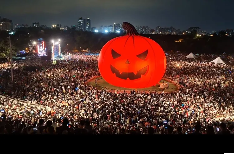 網友曝光昨日晚間的衛武營萬聖節人潮直逼跨年。翻攝自臉書粉專「衛武營都會公園」